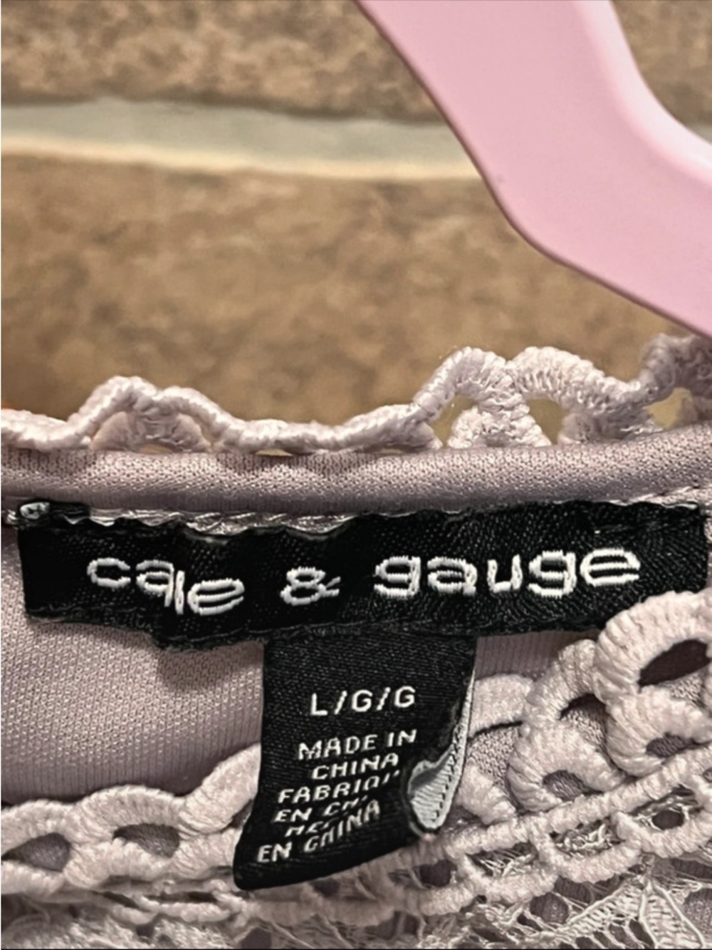 Cable & Gauge brand lace-lined top featuring delicate trimmed sleeves. Size L - Picture 3 of 5